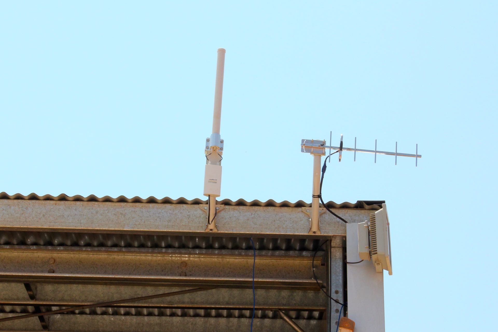 WiFi radio and 3G antennas mounted to shed roof